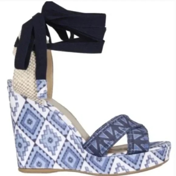 THEODORA & CALLUM X STUART WEITZMAN BIARRITZ HOLIDAY BLUE AZTEC PRINT WEDGE - Picture 1 of 11